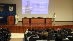 Dos mujeres impartiendo una sesión informativa a jóvenes estudiantes sobre el Programa de Verano 2026
